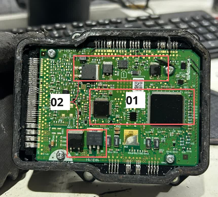 Placa de módulo com áreas mapeadas na bancada