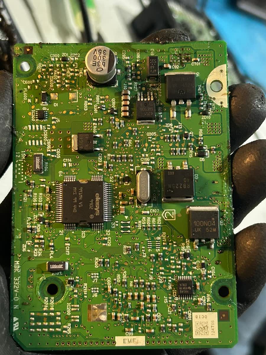 Placa do módulo ABS da Honda HR-V aberta na bancada do CTA